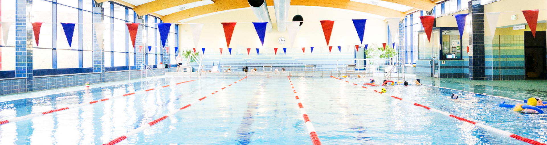 Blick auf 25-Meter-Sportbecken mit Bahnen der Schwimmhalle Johannesplatz