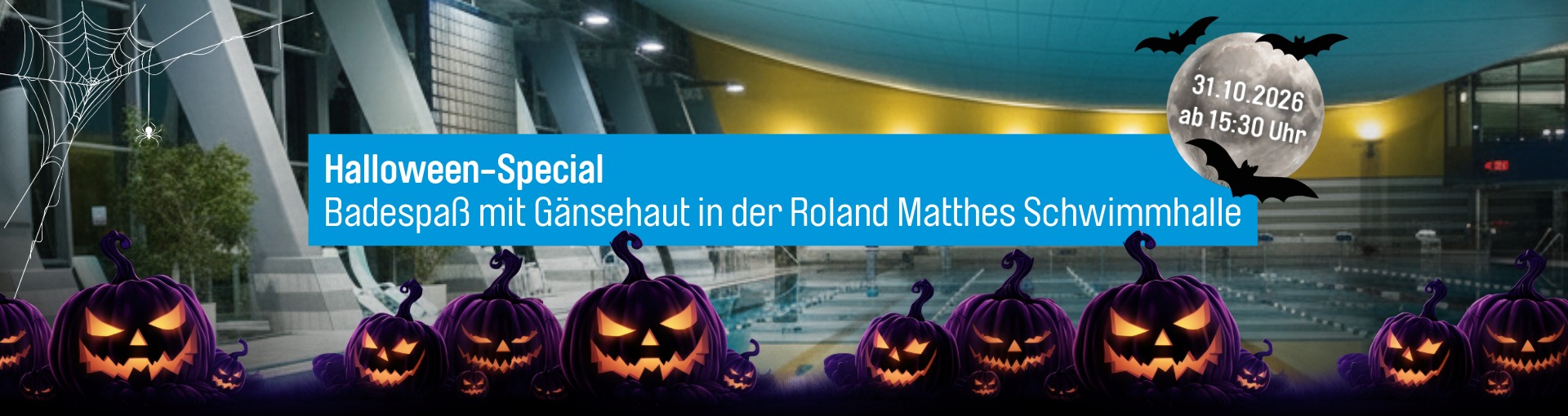 Bild-Kollage: Im Hintergrund 50-Meter-Sportbecken der Roland Matthes Schwimmhalle , im Vordergrund Kürbisgesichter, ein Vollmond mit Fledermäusen, Spinnenweben und ein blaues Textfeldmit der Beschriftung: Halloween-Special - Badespaß mit Gänsehaut in der Roland Matthes Schwimmhalle, 31.10.2026, ab 15:30 Uhr