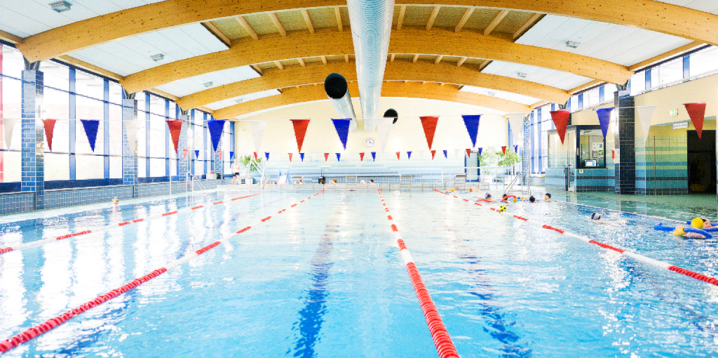 Blick auf das 25-Meter-Becken in der Schwimmhalle Johannesplatz