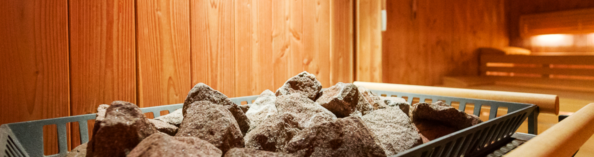 Sauna-Ofen mit Steinen in Finnsauna